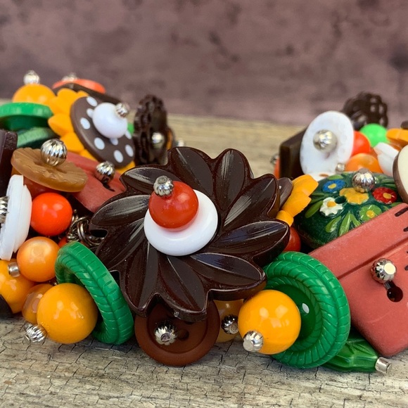 Vintage Artisan OOAK 90s Fall Flower Floral Gardening Button Bead Charm Bracelet - Picture 2 of 9